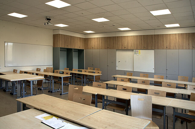 Bild: Die Klassenräume verfügen über Garderobe und Platz für Arbeitsmaterialien.