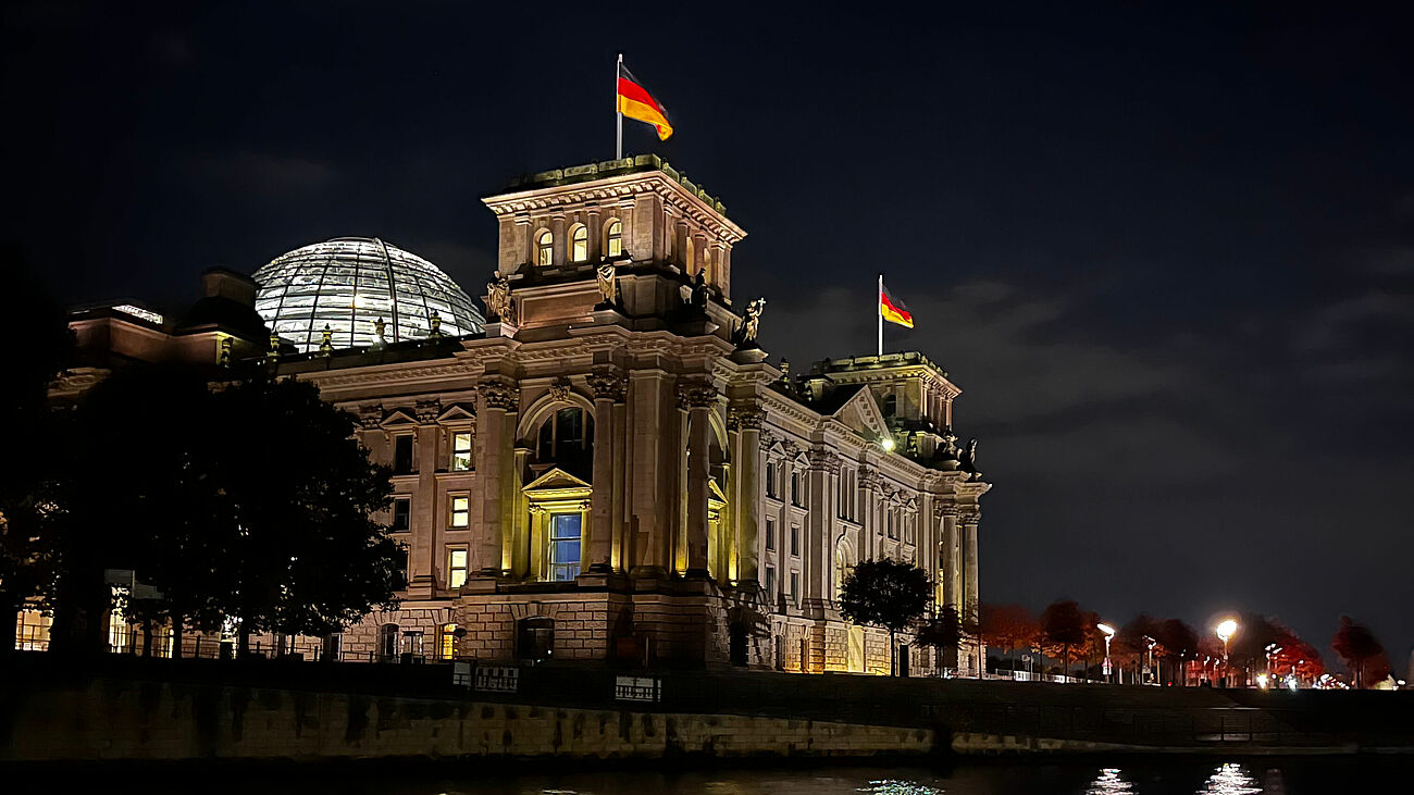 Das Reichstagsgebäude in Berlin bei Nacht.